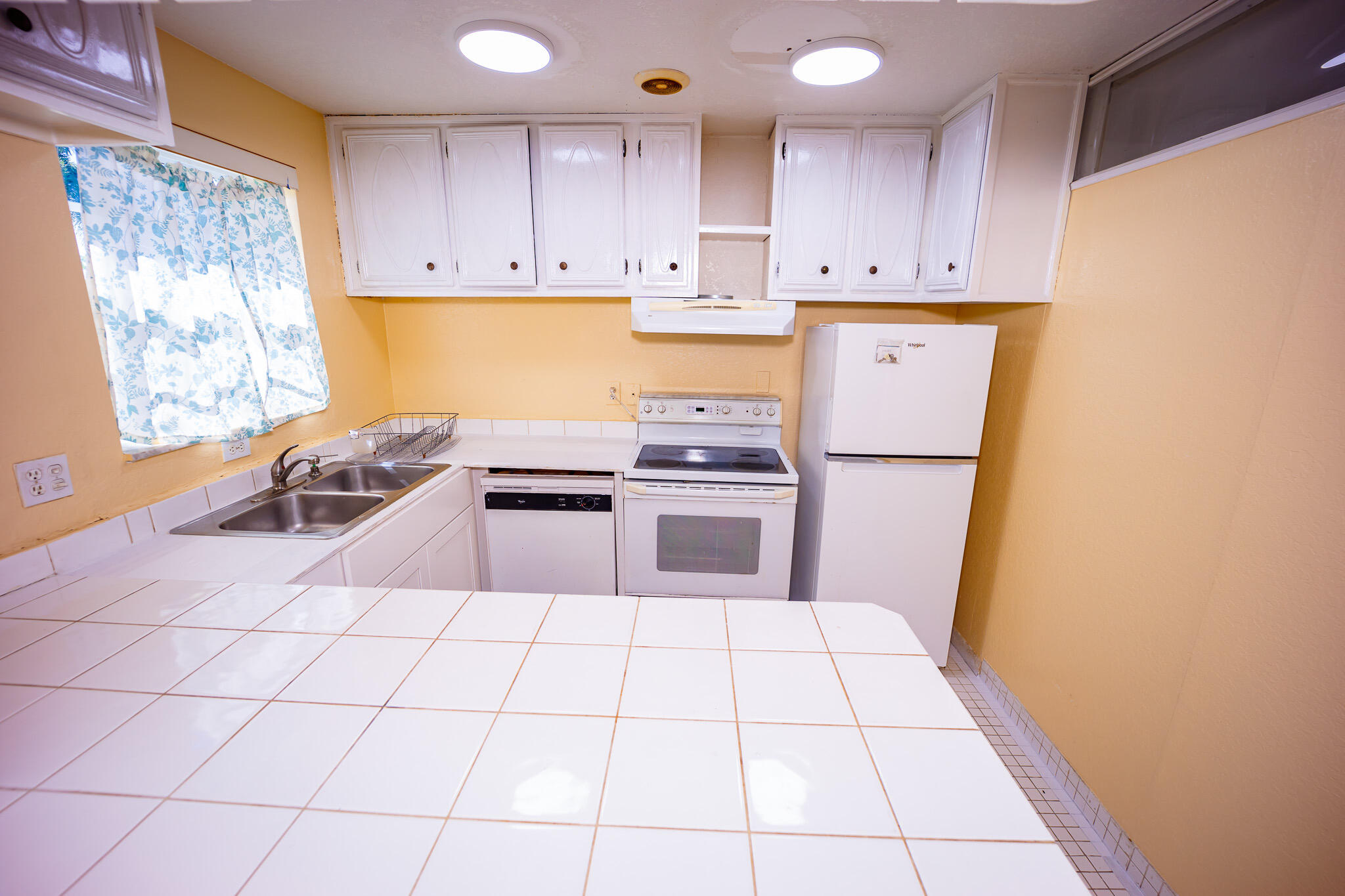 3240 Ridge Hill Road, Unit C Boynton Beach, FL 33435 - Photo 3 of 21 Kitchen