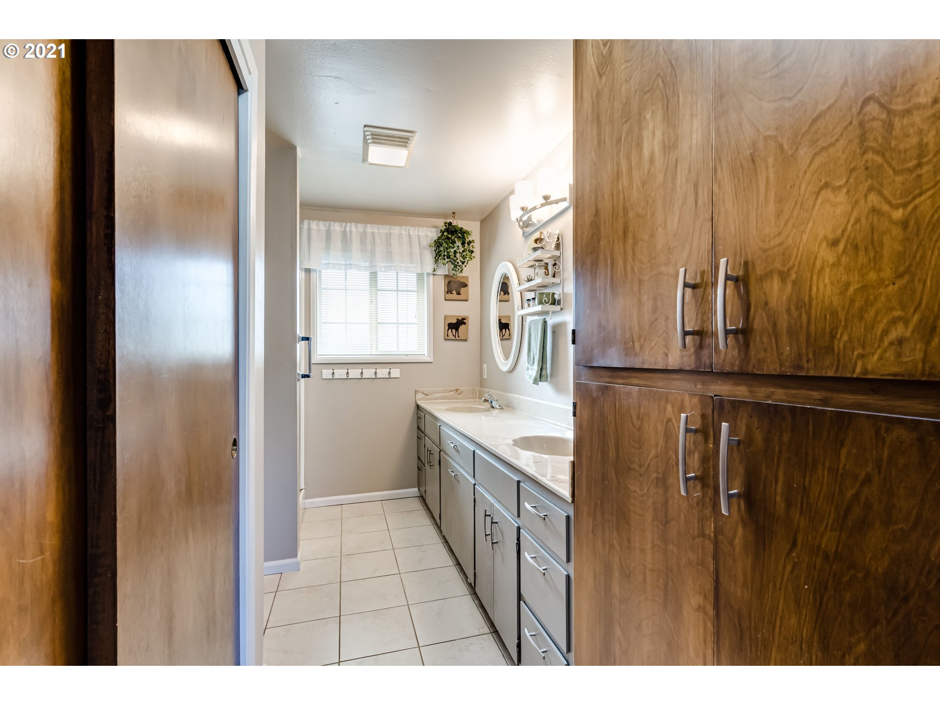 2488 37th Street Springfield, OR 97477 - Photo 22 of 32 a bathroom with a sink and a mirror