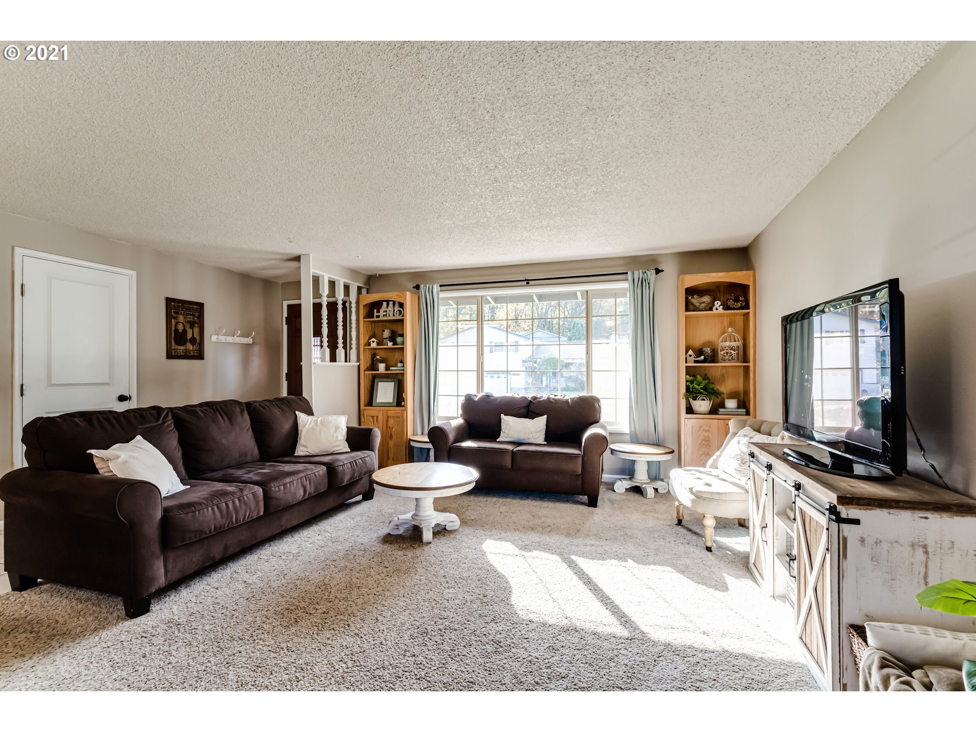 2488 37th Street Springfield, OR 97477 - Photo 5 of 32 a living room with furniture flat screen tv and a couch