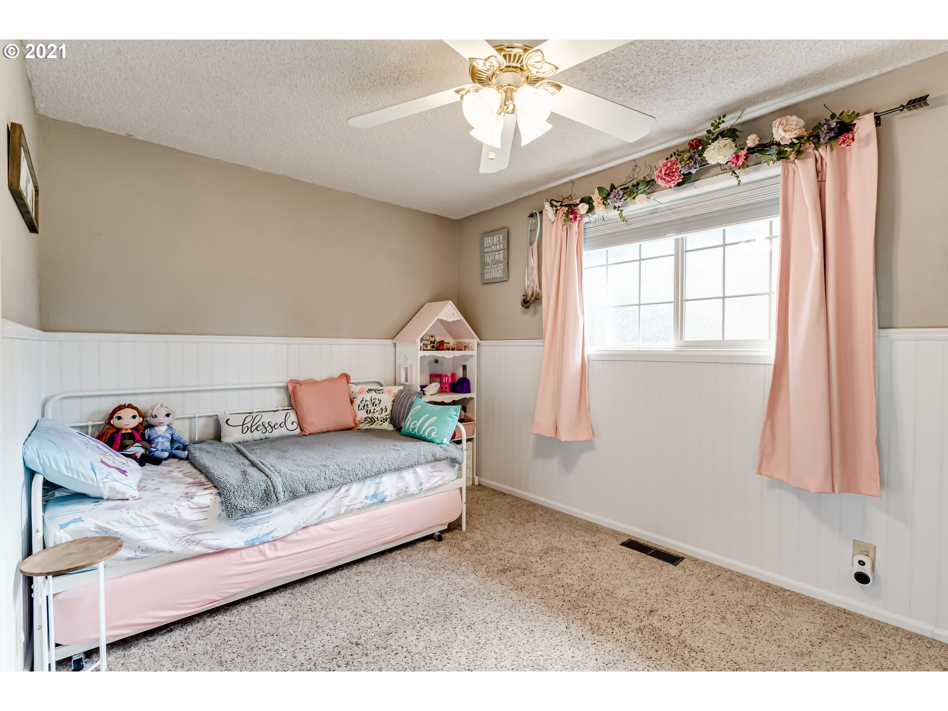 2488 37th Street Springfield, OR 97477 - Photo 10 of 32 a living room with furniture and a window