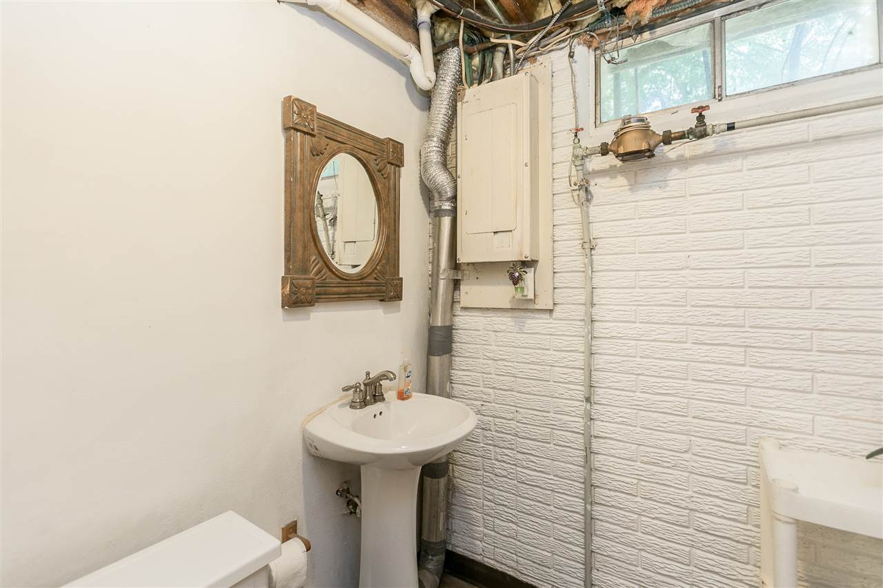 404 Hanover Road Southwest Cedar Rapids, IA 52404 - Photo 23 of 27 Gallery Image 23