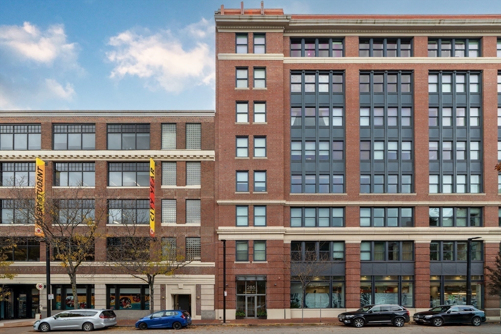 285 Columbus Avenue, Unit PH 805 Boston, MA 02116 - Photo 39 of 42 a front view of a building with windows
