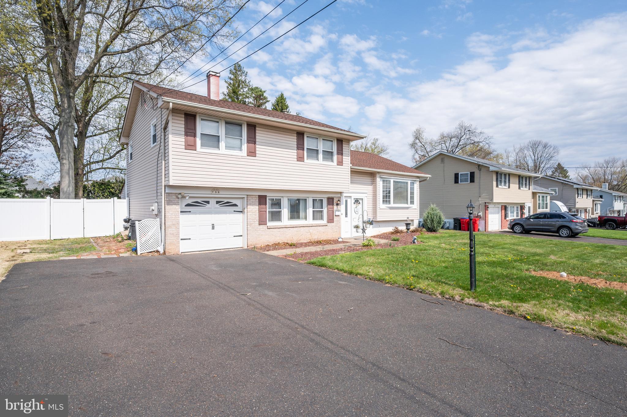 738 Longstreth Road Warminster, PA 18974 - Photo 2 of 30