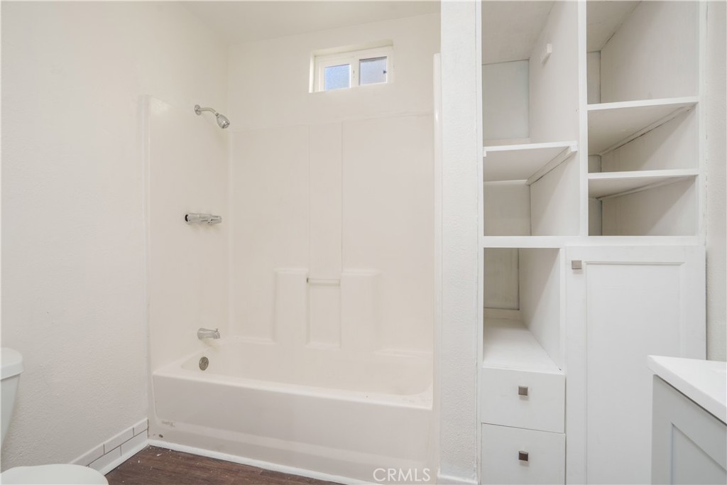 3261 Eagle Street Los Angeles, CA 90063 - Photo 17 of 40 a bathroom with a bathtub