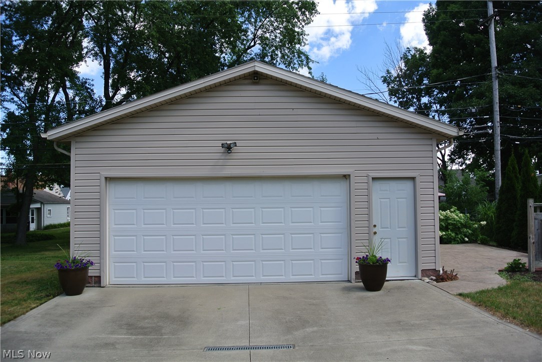 13519 Thraves Road Cleveland, OH 44125 - Photo 19 of 30 Oversized 2-car Garage