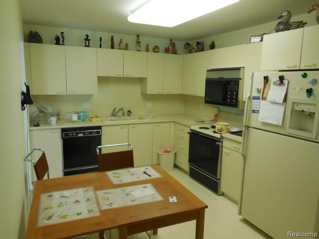 30450 Orchard Lake Road, Unit 84 Farmington, MI 48334 - Photo 12 of 41 Kitchen