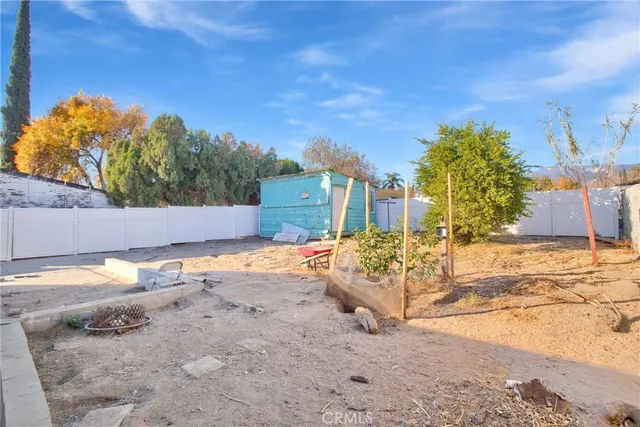 a view of backyard of the house