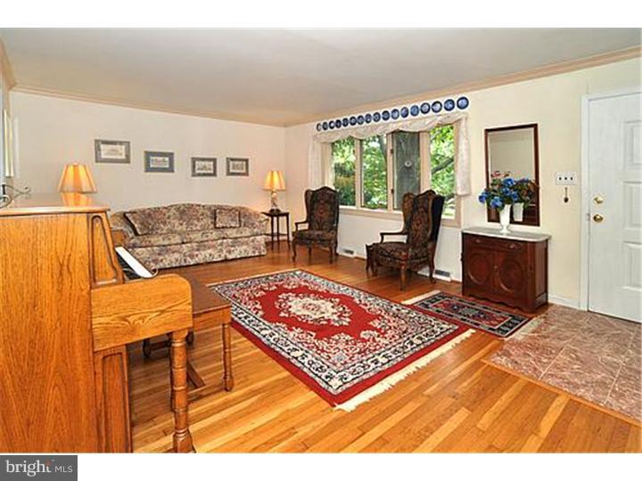 414 Valley View Road Willow Grove, PA 19090 - Photo 2 of 25 Living Room