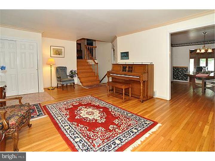 414 Valley View Road Willow Grove, PA 19090 - Photo 3 of 25 Living Room