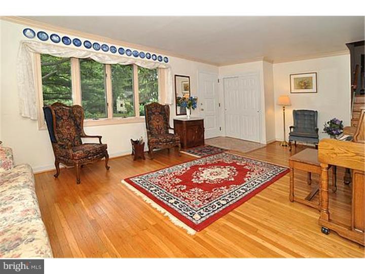 414 Valley View Road Willow Grove, PA 19090 - Photo 4 of 25 Living Room