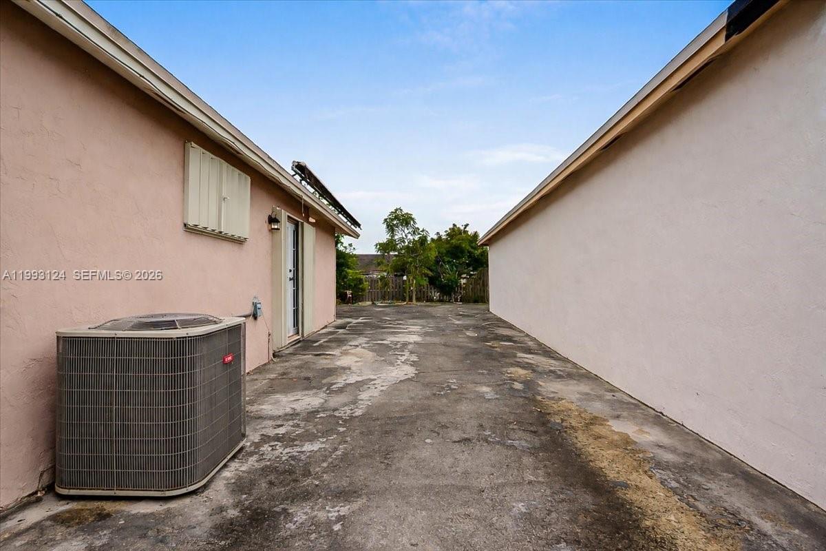 19301 Southwest 123rd Avenue Miami, FL 33177 - Photo 41 of 44