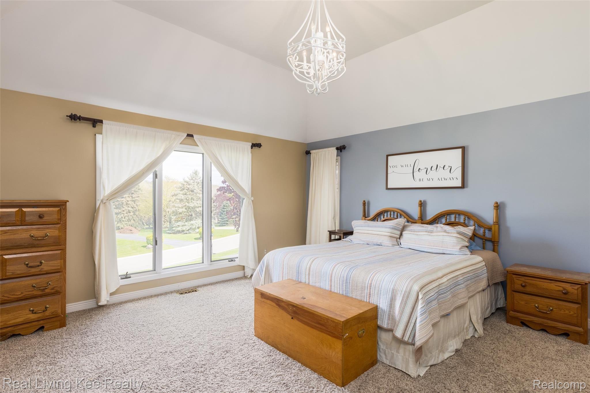 1427 Ridge Court Rochester, MI 48306 - Photo 18 of 50 First Floor Master Suite