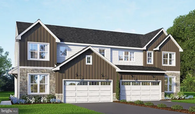 a view of house with a yard