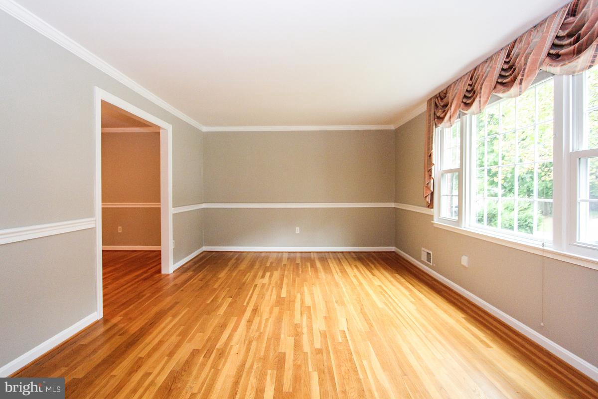 9118 Steven Irving Court Springfield, VA 22153 - Photo 8 of 30 Stunning Oak Hardwoods