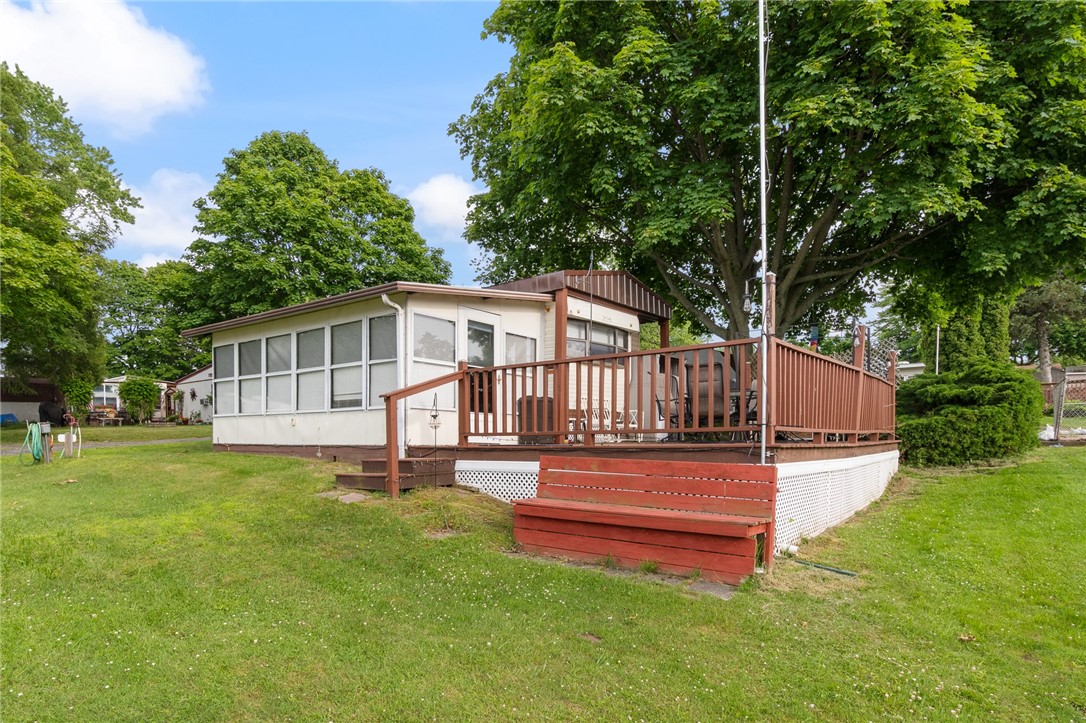 ENJOY THE OUTSIDE DECK - WALK TO THE INGROUND POOL! THERE IS SO MUCH TO DO IN THIS AREA OF WAYNE COUNTY NY! HIKING- SWIMMING-CLIMBING THE BLUFFS- RESTAURANTS- SHOPS- ICE CREAM AND MORE!