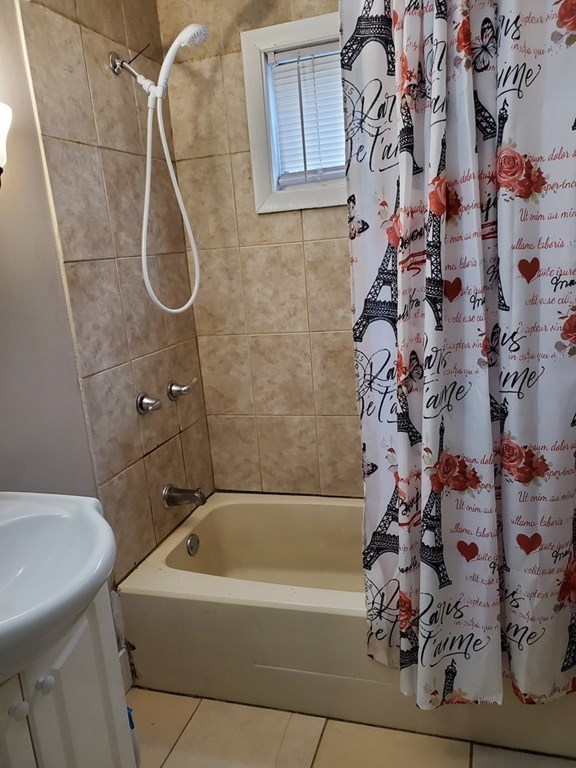 70-72 Windemere Street Springfield, MA 01104 - Photo 17 of 42 a bathroom with a bathtub and shower