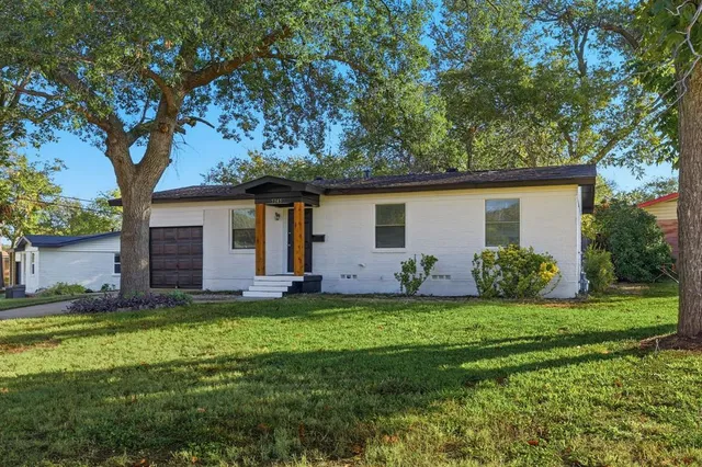 a view of a house with a backyard