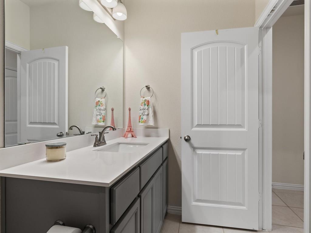 1009 Northern Oaks Court Springtown, TX 76082 - Photo 24 of 28 a bathroom with 2 sink and a mirror