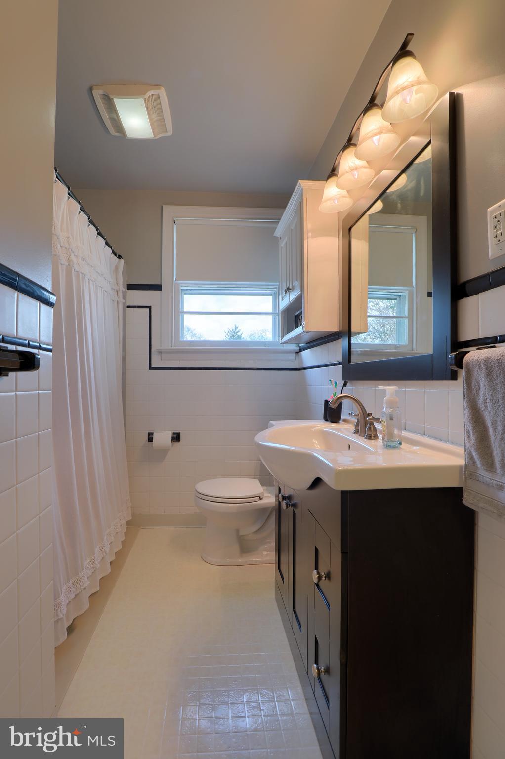 1945 Manor Ridge Drive Lancaster, PA 17603 - Photo 17 of 28 Full bathroom