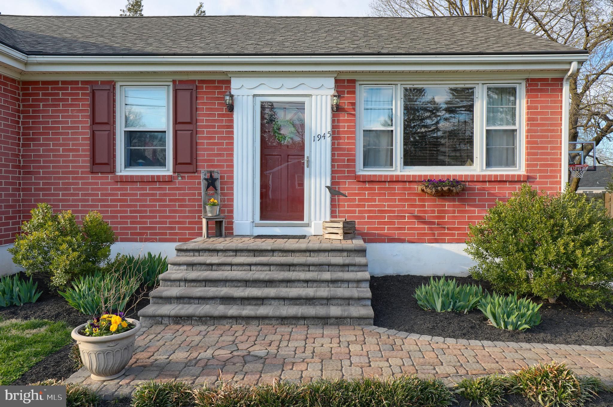 1945 Manor Ridge Drive Lancaster, PA 17603 - Photo 4 of 28 Nicely landscaped front of house