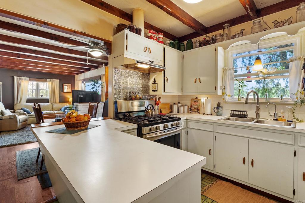 246 Robelini Drive Vista, CA 92083 - Photo 9 of 35