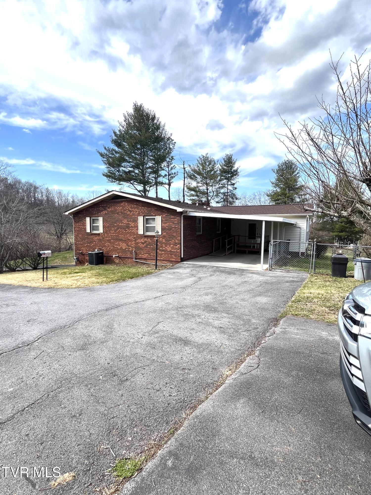 3204 Marbleton Road Unicoi, TN 37692 - Photo 11 of 114 Carport, right side view of home