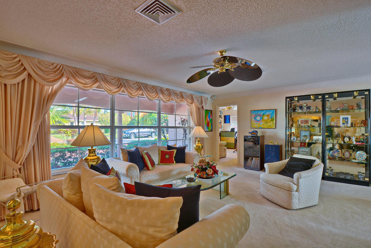844 Forsyth Street Boca Raton, FL 33487 - Photo 5 of 26 Facing living room