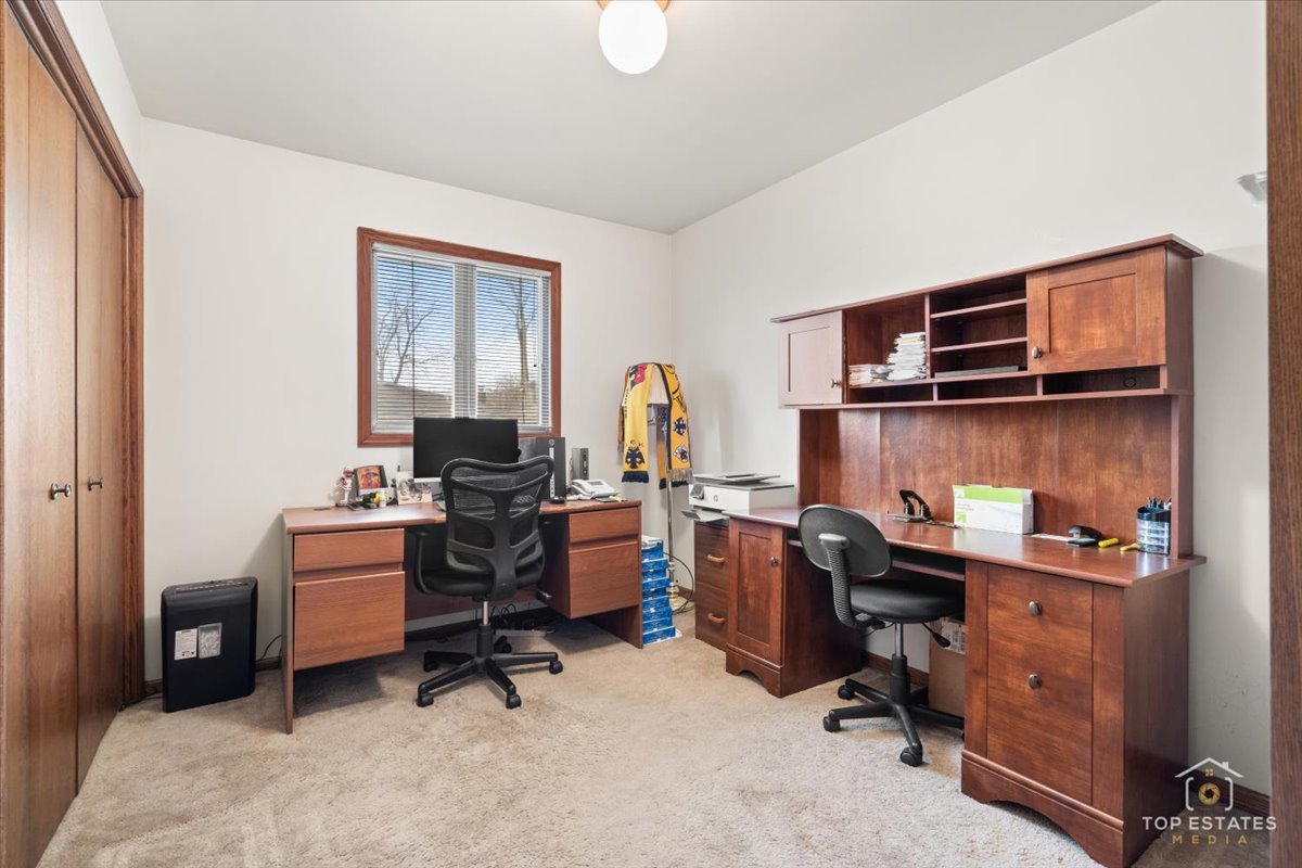 5844 West 124th Street Alsip, IL 60803 - Photo 33 of 44 a view of a workspace with furniture