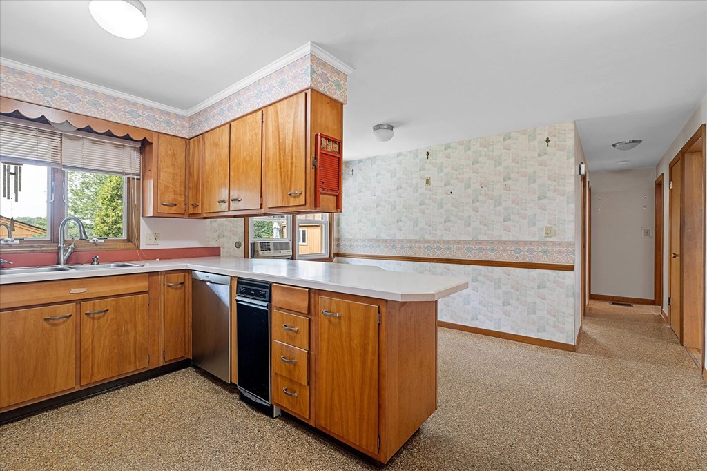 1 Paxton Road Spencer, MA 01562 - Photo 5 of 32 Gallery Image 5
