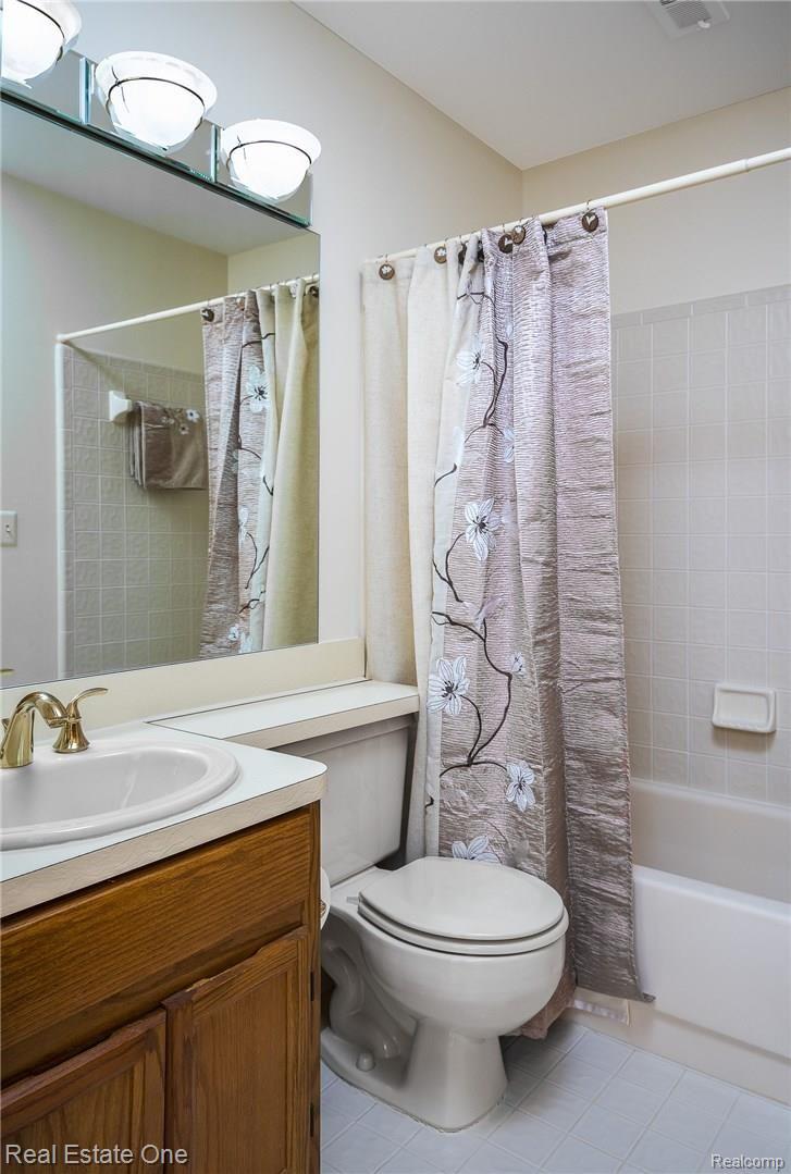 2379 Rochelle Park Drive Rochester, MI 48309 - Photo 13 of 24 2379 Rochelle Park Drive, Rochester Hills MI, Koteles, 03-27-17-1027-Edit.jpg