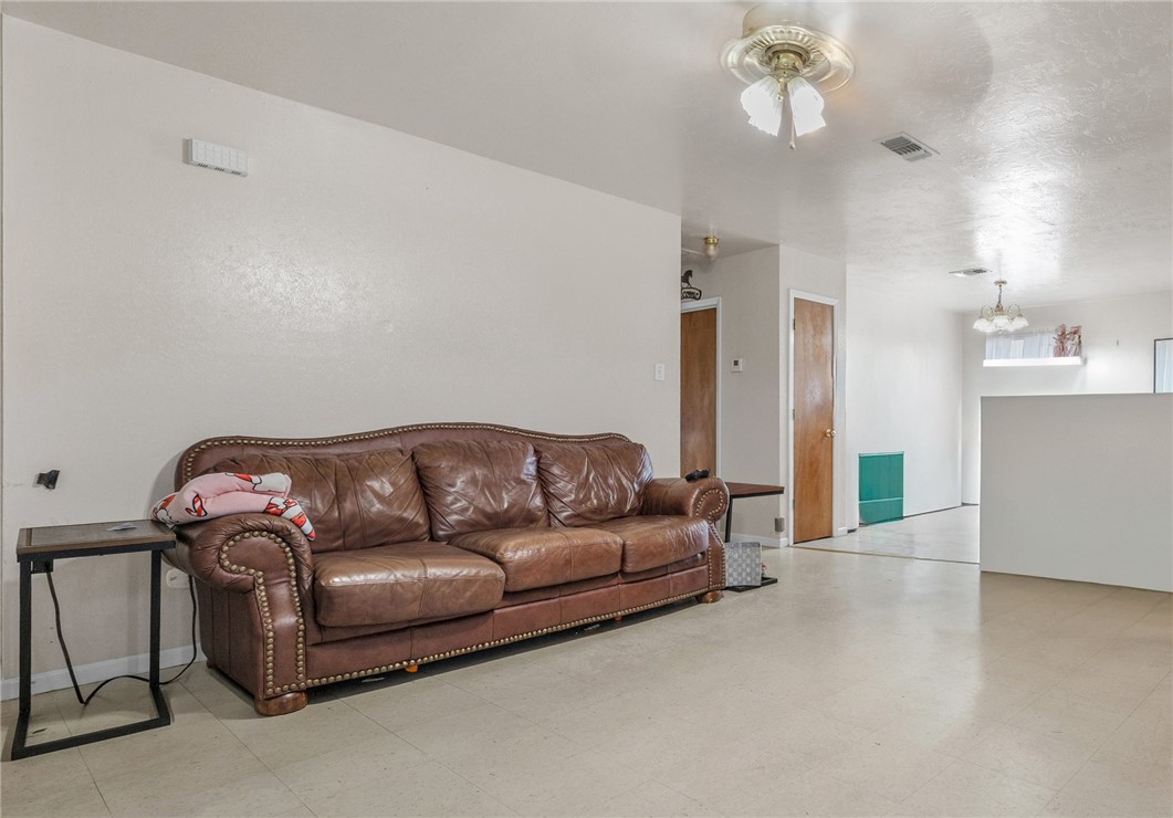 1011 West 17th Street Bryan, TX 77803 - Photo 3 of 6 a living room with furniture