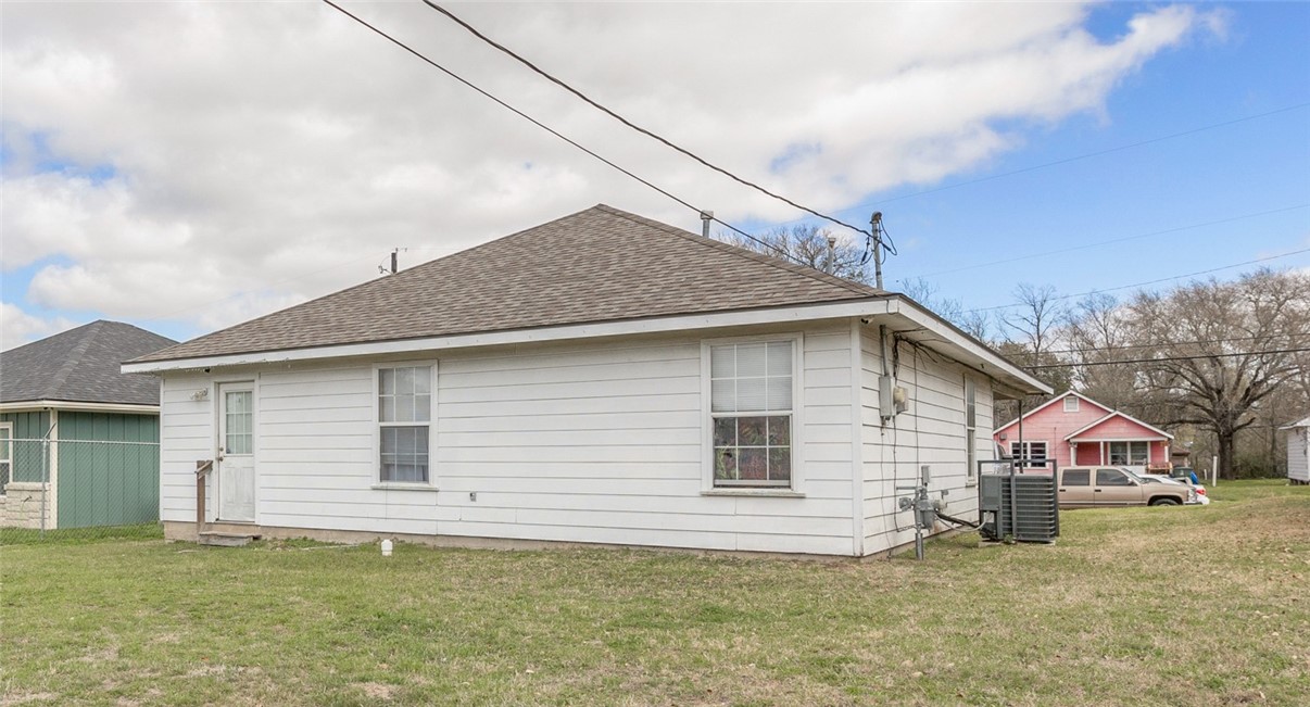 1011 West 17th Street Bryan, TX 77803 - Photo 5 of 6 a house that has a backyard