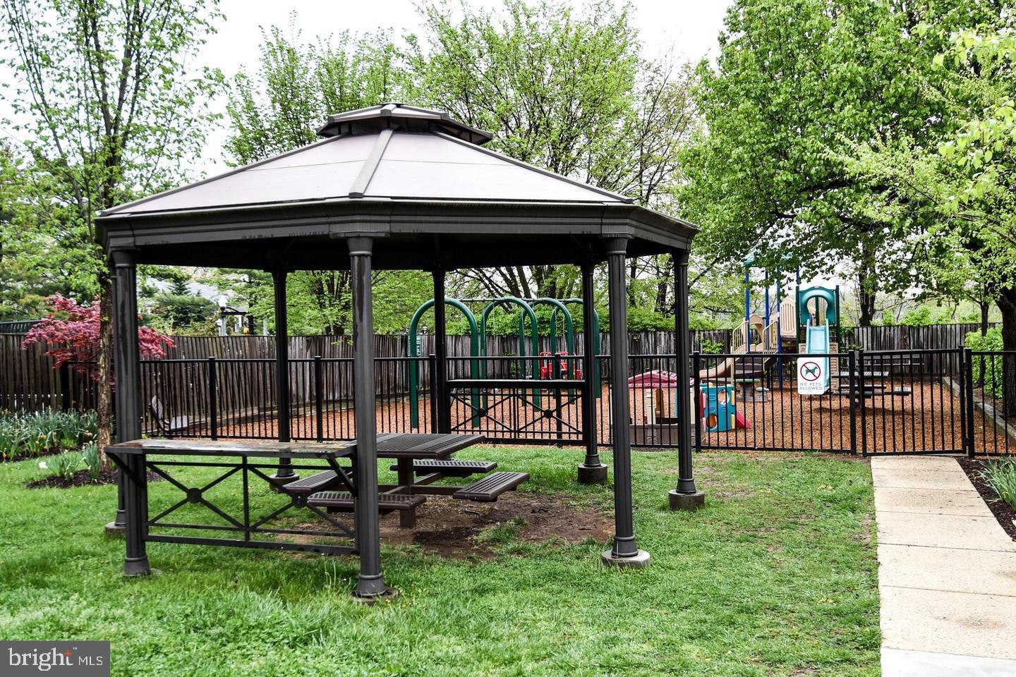 2829 South Abingdon Street, Unit B Arlington, VA 22206 - Photo 15 of 18 a table and chairs in the garden