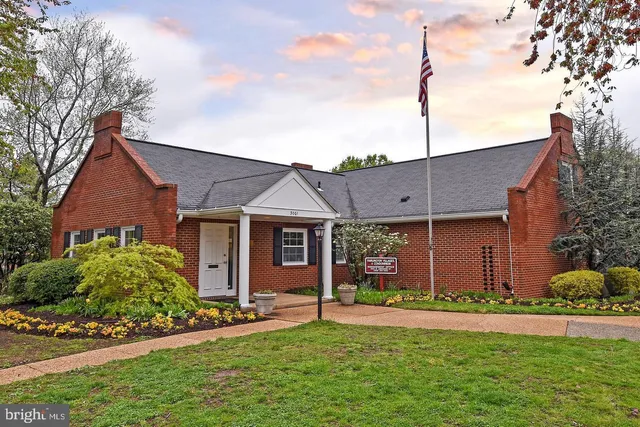 a view of a house with a yard and plants