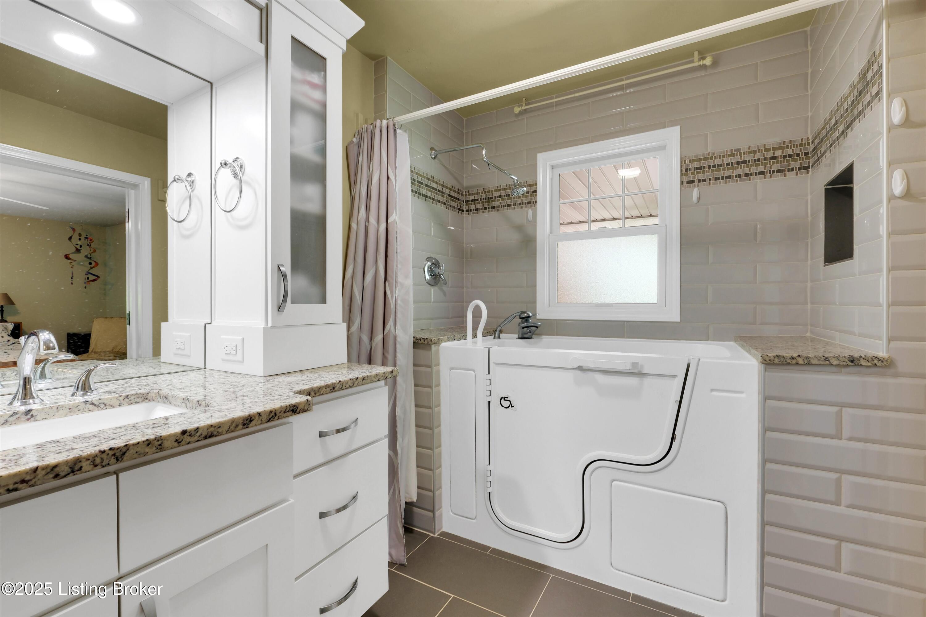 7810 Pine Ridge Road Louisville, KY 40241 - Photo 26 of 49 Primary Bath