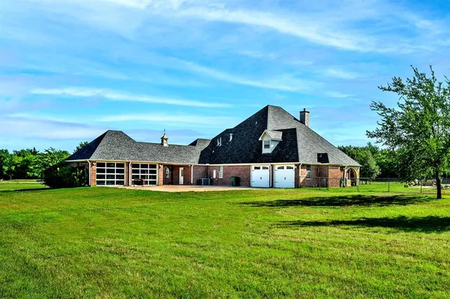 a view of a house with a big yard