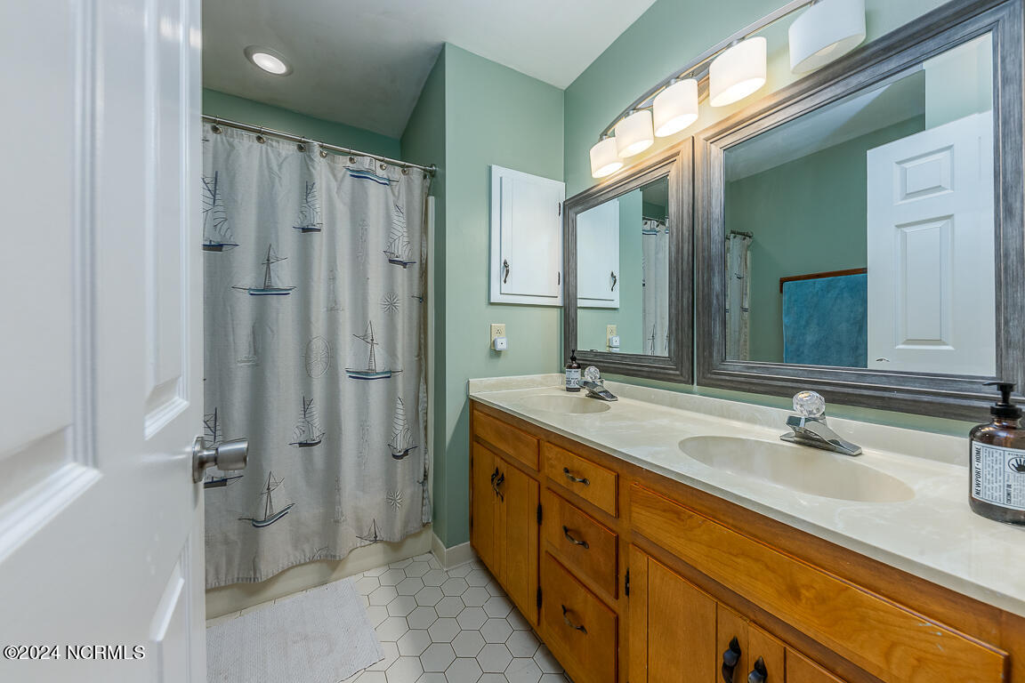 108 Gangplank Road New Bern, NC 28562 - Photo 17 of 36 Guest bathroom with tub