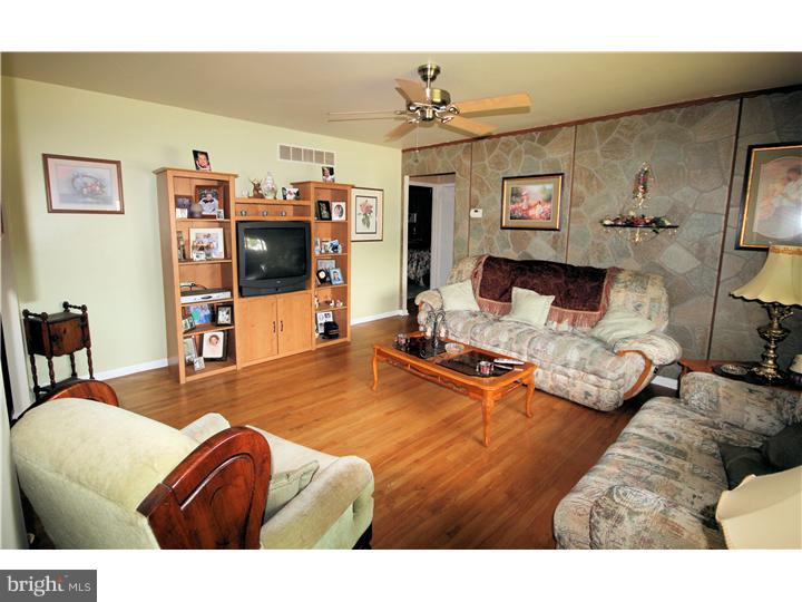 18 Cornwall Road New Castle, DE 19720 - Photo 3 of 14 Living Room