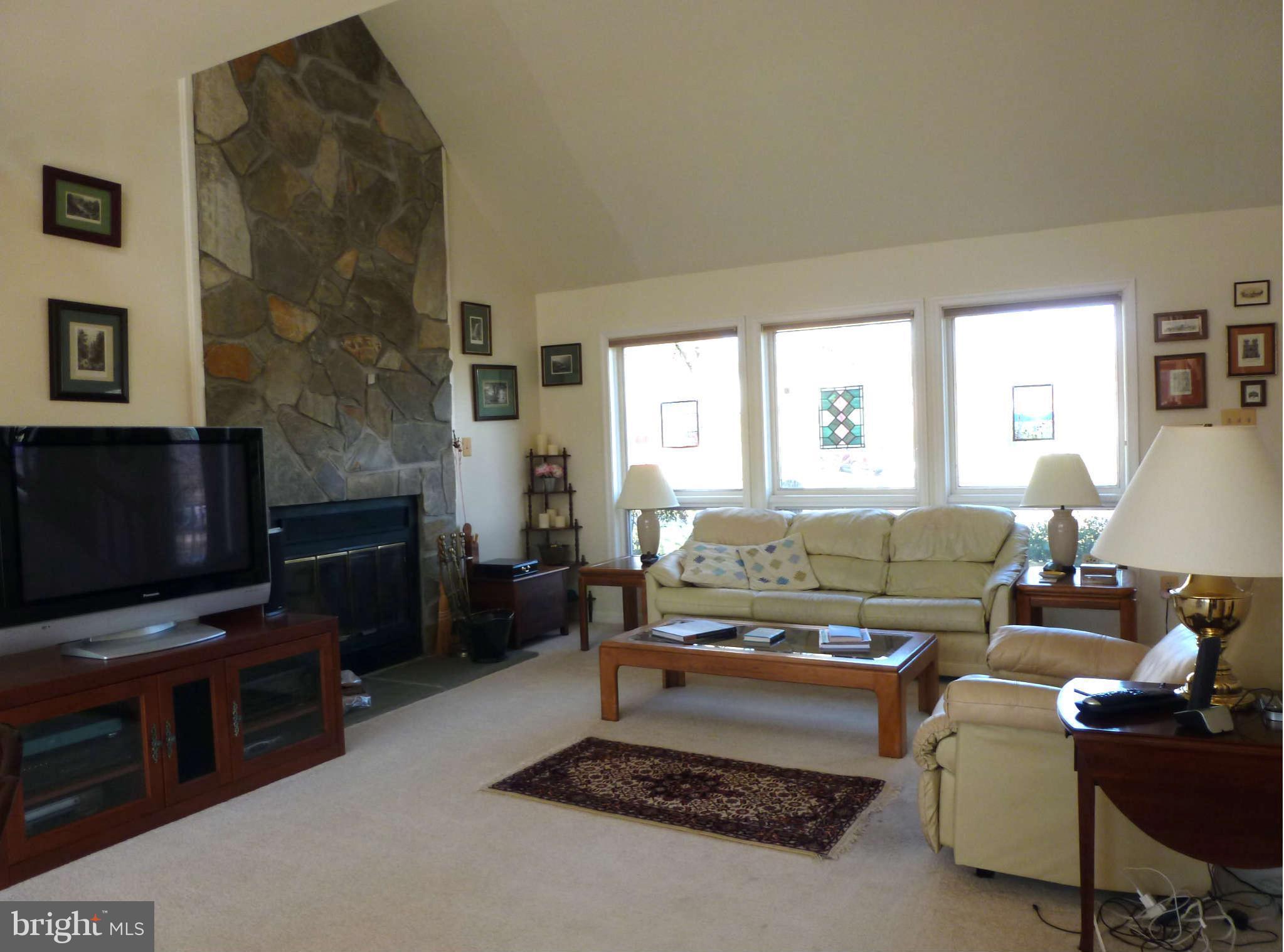 15 Rutledge Court Sterling, VA 20165 - Photo 4 of 23 Family Room
