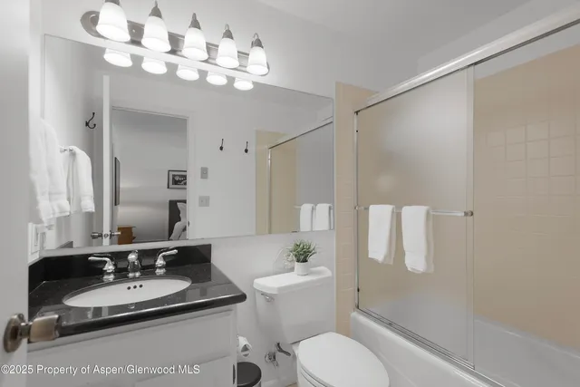 a view of entryway with a front door