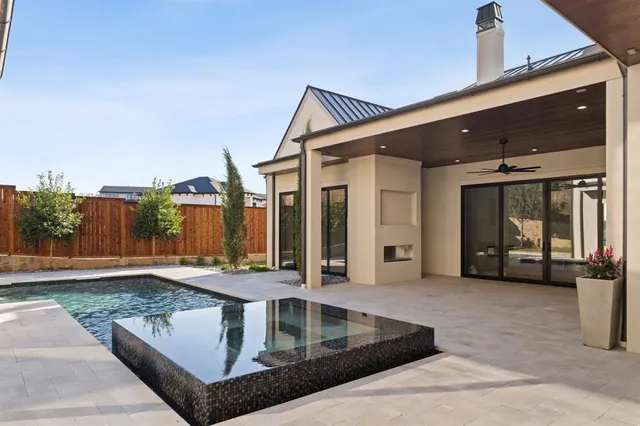 a view of a house with backyard