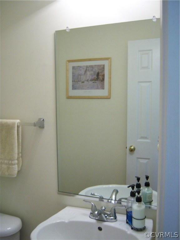 2115 Pemberton Road Henrico, VA 23238 - Photo 14 of 33 a bathroom with a bathtub
