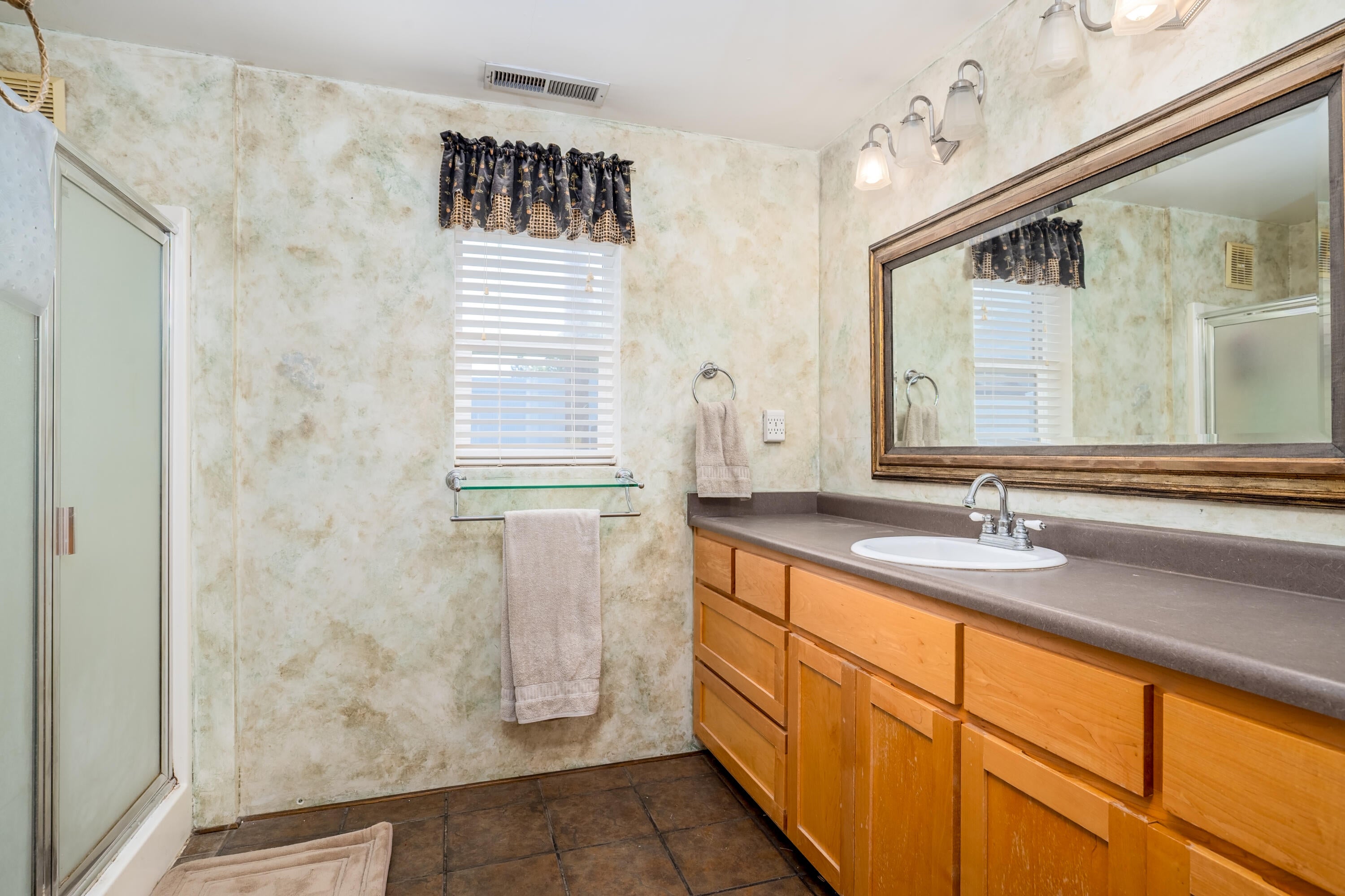 3506 New Ray Road Central Point, OR 97502 - Photo 16 of 23 Primary bathroom