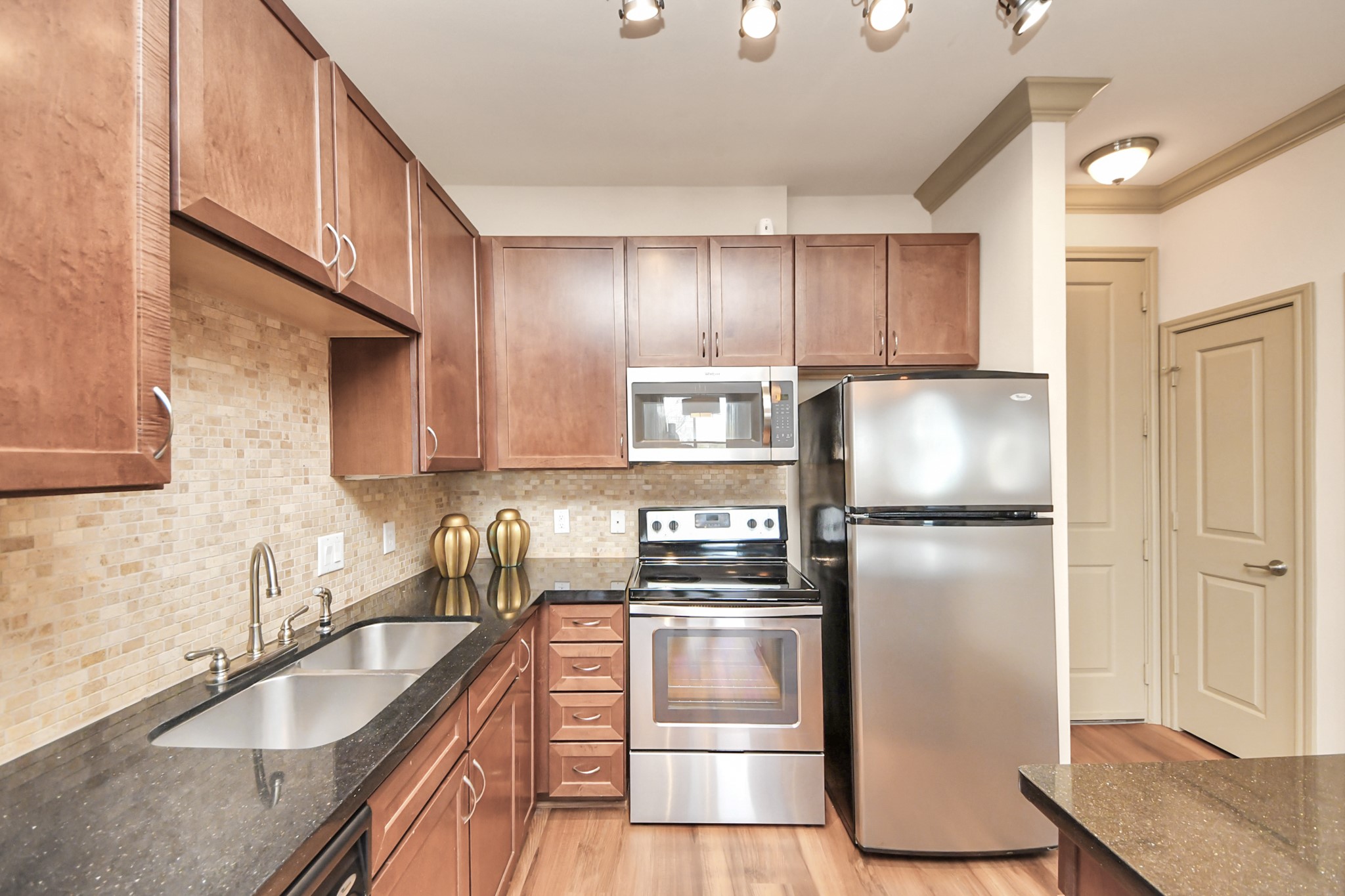 6363 San Felipe Street, Unit 314 Houston, TX 77057 - Photo 8 of 43 a kitchen with granite countertop a refrigerator and a sink