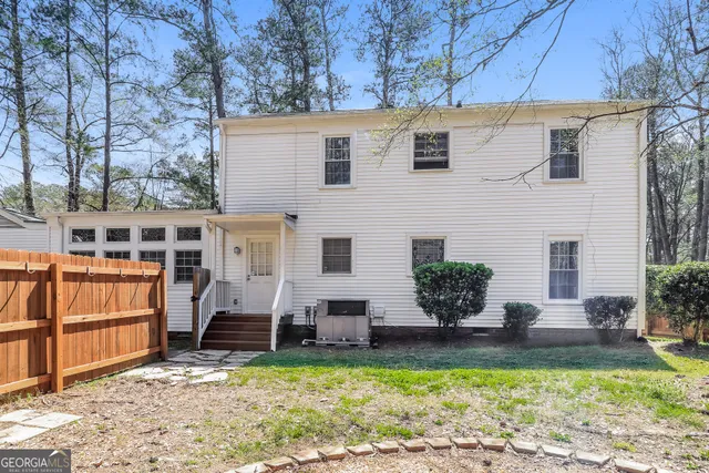 a view of a house with backyard