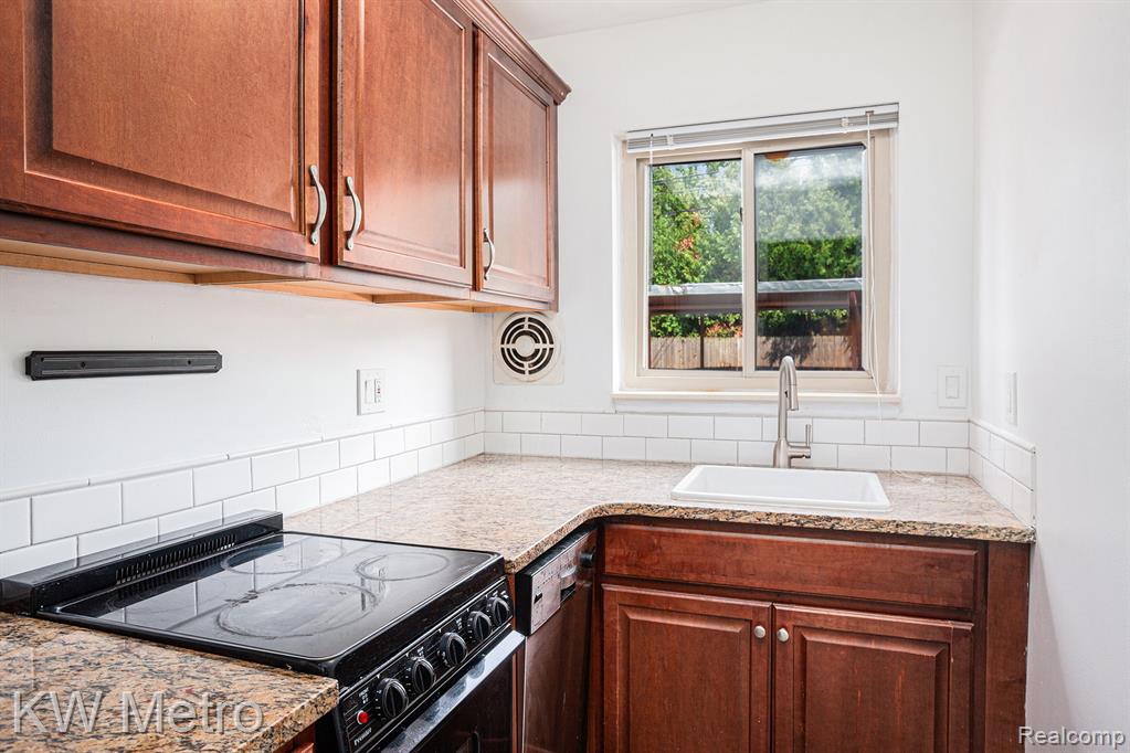 2859 East Maple Road, Unit 3 Birmingham, MI 48009 - Photo 3 of 15