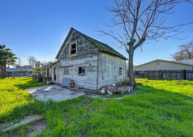 a view of a backyard