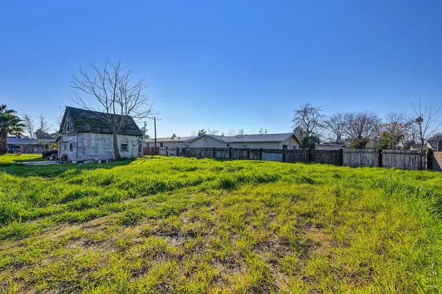 a view of a back yard