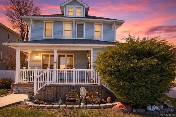 $899,999 | 7 Meyer Avenue, Lawrence, NY 11559