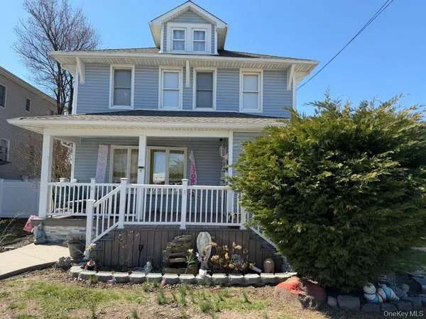 $899,999 | 7 Meyer Avenue, Lawrence, NY 11559